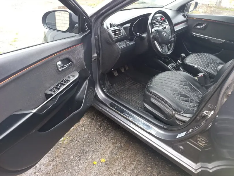 Kia rio 3,1.6, 2013г. пробег 230 000 км птс, без дтп, в родном окрасе. бортовой компьютер, климат контроль, центральный замок, мультируль, обогрев передних сидений, обогрев руля-лобового, заднего стекла и зеркал. эл. регулировка зеркал, электростеклоподъёмники, подушки безопасности, два ключа. сигнализация starline с автозапуском. магнитола teyes cc3, хорошая музыка. без ржавчины рыжиков и т. д. кузов в отличном состоянии. все стекла оригинальные, включая лобовое. ходовая без стуков, скрипов, вложений не требует двигатель работает ровно, не троит, без ошибок. по дукументам все чисто. 180 регион. машиной владею 2 года. осмотр в г. горловка, 850 000руб. торг у капота. +79493155013. или тг. - фотография - 9