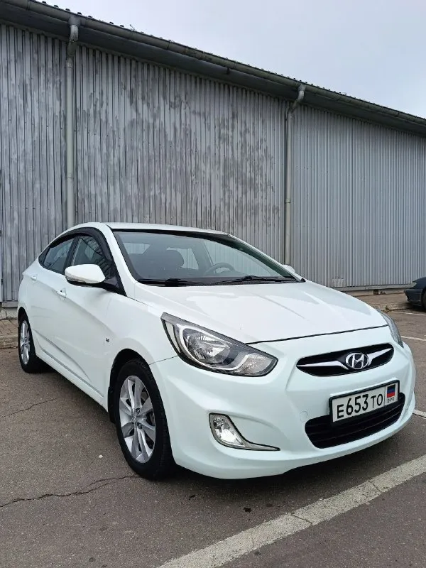 Hyundai accent 2012 года, двигатель 1.6, коробка автомат. оригинальный пробег 107.000, увеличивается понемногу( вторая машина в семье, до 80.000 есть сервисная книжка). покупался в салоне, по птс я первый хозяин, по-факту второй. уже стоит на учёте 181 регион. самая топовая комплектация: 16-дюймовые диски ( запаска тоже), 6 подушек безопасности, электронный контроль устойчивости, система бесключевого доступа с кнопкой запуска двигателя, климат-контроль, bluetooth, заводская камера заднего вида и задний парктроник, обогрев передних сидений, зеркал, заднего стекла и зоны дворников. сигналка с обратной связью, два ключа, два комплекта дисков. из минусов: был скользящий удар в левую сторону, пострадал низ дверей, двери заменил на новые оригинальные hyundai ( все фото предоставлю). стекла, безопасность, все родное. в остальном - состояние близко к идеалу для ее возраста, за ваш счёт проверим на любом сто. цена - 1 000 000. обмен не интересует. аргументированный торг у авто г. донецка. +79490153797 - фотография - 2
