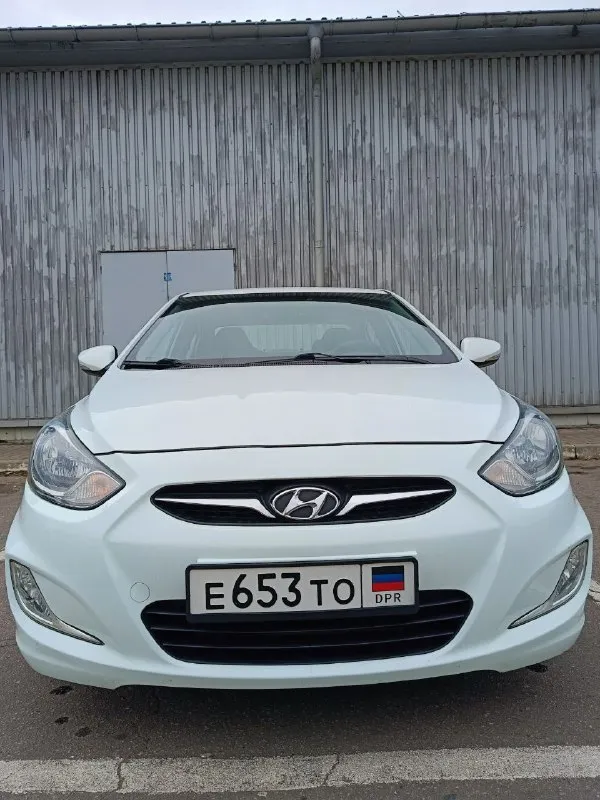 Hyundai accent 2012 года, двигатель 1.6, коробка автомат. оригинальный пробег 107.000, увеличивается понемногу( вторая машина в семье, до 80.000 есть сервисная книжка). покупался в салоне, по птс я первый хозяин, по-факту второй. уже стоит на учёте 181 регион. самая топовая комплектация: 16-дюймовые диски ( запаска тоже), 6 подушек безопасности, электронный контроль устойчивости, система бесключевого доступа с кнопкой запуска двигателя, климат-контроль, bluetooth, заводская камера заднего вида и задний парктроник, обогрев передних сидений, зеркал, заднего стекла и зоны дворников. сигналка с обратной связью, два ключа, два комплекта дисков. из минусов: был скользящий удар в левую сторону, пострадал низ дверей, двери заменил на новые оригинальные hyundai ( все фото предоставлю). стекла, безопасность, все родное. в остальном - состояние близко к идеалу для ее возраста, за ваш счёт проверим на любом сто. цена - 1 000 000. обмен не интересует. аргументированный торг у авто г. донецка. +79490153797 - фотография - 3