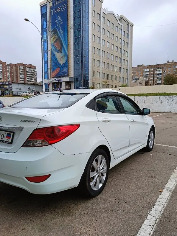 Hyundai accent 2012 года, двигатель 1.6, коробка автомат. оригинальный пробег 107.000, увеличивается понемногу( вторая машина в семье, до 80.000 есть сервисная книжка). покупался в салоне, по птс я первый хозяин, по-факту второй. уже стоит на учёте 181 регион. самая топовая комплектация: 16-дюймовые диски ( запаска тоже), 6 подушек безопасности, электронный контроль устойчивости, система бесключевого доступа с кнопкой запуска двигателя, климат-контроль, bluetooth, заводская камера заднего вида и задний парктроник, обогрев передних сидений, зеркал, заднего стекла и зоны дворников. сигналка с обратной связью, два ключа, два комплекта дисков. из минусов: был скользящий удар в левую сторону, пострадал низ дверей, двери заменил на новые оригинальные hyundai ( все фото предоставлю). стекла, безопасность, все родное. в остальном - состояние близко к идеалу для ее возраста, за ваш счёт проверим на любом сто. цена - 1 000 000. обмен не интересует. аргументированный торг у авто г. донецка. +79490153797 - фотография - 4