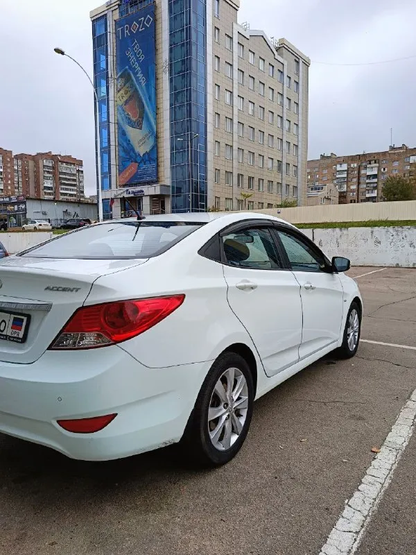 Hyundai accent 2012 года, двигатель 1.6, коробка автомат. оригинальный пробег 107.000, увеличивается понемногу( вторая машина в семье, до 80.000 есть сервисная книжка). покупался в салоне, по птс я первый хозяин, по-факту второй. уже стоит на учёте 181 регион. самая топовая комплектация: 16-дюймовые диски ( запаска тоже), 6 подушек безопасности, электронный контроль устойчивости, система бесключевого доступа с кнопкой запуска двигателя, климат-контроль, bluetooth, заводская камера заднего вида и задний парктроник, обогрев передних сидений, зеркал, заднего стекла и зоны дворников. сигналка с обратной связью, два ключа, два комплекта дисков. из минусов: был скользящий удар в левую сторону, пострадал низ дверей, двери заменил на новые оригинальные hyundai ( все фото предоставлю). стекла, безопасность, все родное. в остальном - состояние близко к идеалу для ее возраста, за ваш счёт проверим на любом сто. цена - 1 000 000. обмен не интересует. аргументированный торг у авто г. донецка. +79490153797 - фотография - 5