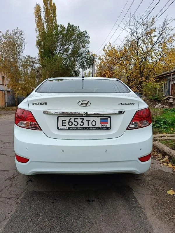 Hyundai accent 2012 года, двигатель 1.6, коробка автомат. оригинальный пробег 107.000, увеличивается понемногу( вторая машина в семье, до 80.000 есть сервисная книжка). покупался в салоне, по птс я первый хозяин, по-факту второй. уже стоит на учёте 181 регион. самая топовая комплектация: 16-дюймовые диски ( запаска тоже), 6 подушек безопасности, электронный контроль устойчивости, система бесключевого доступа с кнопкой запуска двигателя, климат-контроль, bluetooth, заводская камера заднего вида и задний парктроник, обогрев передних сидений, зеркал, заднего стекла и зоны дворников. сигналка с обратной связью, два ключа, два комплекта дисков. из минусов: был скользящий удар в левую сторону, пострадал низ дверей, двери заменил на новые оригинальные hyundai ( все фото предоставлю). стекла, безопасность, все родное. в остальном - состояние близко к идеалу для ее возраста, за ваш счёт проверим на любом сто. цена - 1 000 000. обмен не интересует. аргументированный торг у авто г. донецка. +79490153797 - фотография - 6
