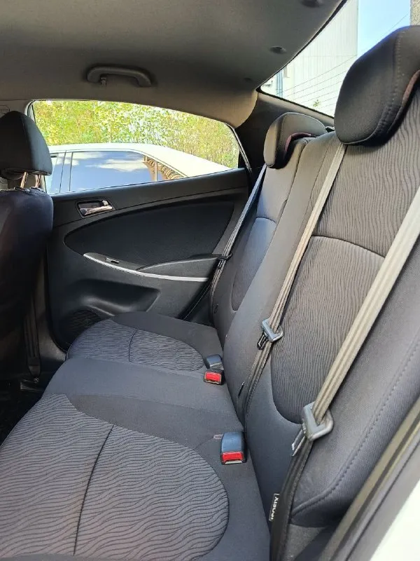 Hyundai accent 2012 года, двигатель 1.6, коробка автомат. оригинальный пробег 107.000, увеличивается понемногу( вторая машина в семье, до 80.000 есть сервисная книжка). покупался в салоне, по птс я первый хозяин, по-факту второй. уже стоит на учёте 181 регион. самая топовая комплектация: 16-дюймовые диски ( запаска тоже), 6 подушек безопасности, электронный контроль устойчивости, система бесключевого доступа с кнопкой запуска двигателя, климат-контроль, bluetooth, заводская камера заднего вида и задний парктроник, обогрев передних сидений, зеркал, заднего стекла и зоны дворников. сигналка с обратной связью, два ключа, два комплекта дисков. из минусов: был скользящий удар в левую сторону, пострадал низ дверей, двери заменил на новые оригинальные hyundai ( все фото предоставлю). стекла, безопасность, все родное. в остальном - состояние близко к идеалу для ее возраста, за ваш счёт проверим на любом сто. цена - 1 000 000. обмен не интересует. аргументированный торг у авто г. донецка. +79490153797 - фотография - 9