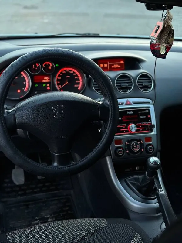 Peugeot 308 2008год обьем 1.6 кпп механика. 🔗комплектация: гур, мультируль, электростеклоподъёмники... - фотография