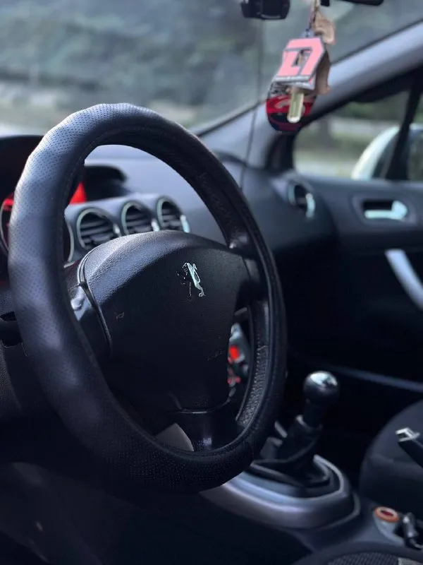 Peugeot 308 2008год обьем 1.6 кпп механика. 🔗комплектация: гур, мультируль, электростеклоподъёмники 4шт, электро регулировка зеркал, подогрев сидений, кондиционер (заправлен, рабочий), двухсторонний климат, парктроник, сабвуфер 🔊 авто тонированный, 2 запасных ключа авто на летней резине зимняя шипованная есть в наличии 🛠запаска, домкрат, балонник, трос ориентировочно место нахождения для осмотра макеевка ул. ленина маг. фуршет (28 линия) цена: 480.000₽ ❗️возможен торг остальные все вопросы по ☎️тел. +7(949) 409 42 18 📲 tg: евгений 📞 звоните: +7(949)4094218 - фотография - 2