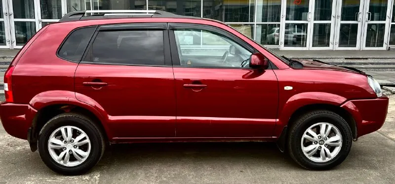 Продам идеальный hyundai tucson 2.0 бензин. коробка автомат 2008 год выпуска кузов в отличном состоянии в родном окрасе! техническое состояние — превосходное! недавно было проведено полное техническое обслуживание. все стекла оригинальные, а геометрия кузова идеально ровная. безопасность на высшем уровне, все герметики завод. двигатель работает как часы: тихо, быстро. автоматическая коробка передач переключается мягко и легко. ходовая часть не имеет стуков. на машине установлены диски r16 на хорошей резине. комплектация богатая: климат-контроль, подогревы сидений, гидроусилитель руля, подушки безопасности airbag, система abs, электрическая регулировка зеркал с обогревом, электрические стеклоподъёмники с доводчиками и сигнализация. дополнительно установлены мультимедиа с bluetooth, качественная аудиосистема и тонировка задней полусферы. ржавчины и гнили нет нигде. днище, пороги, стаканы, лонжероны — всё целое!цена 885.000₽ торг!все вопросы по телефону +79493578236 - фотография - 6