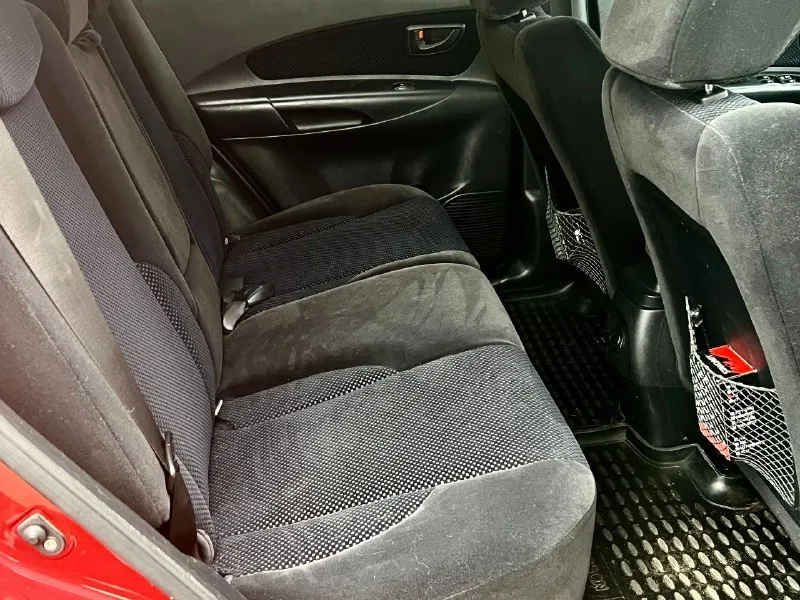 Продам идеальный hyundai tucson 2.0 бензин. коробка автомат 2008 год выпуска кузов в отличном состоянии в родном окрасе! техническое состояние — превосходное! недавно было проведено полное техническое обслуживание. все стекла оригинальные, а геометрия кузова идеально ровная. безопасность на высшем уровне, все герметики завод. двигатель работает как часы: тихо, быстро. автоматическая коробка передач переключается мягко и легко. ходовая часть не имеет стуков. на машине установлены диски r16 на хорошей резине. комплектация богатая: климат-контроль, подогревы сидений, гидроусилитель руля, подушки безопасности airbag, система abs, электрическая регулировка зеркал с обогревом, электрические стеклоподъёмники с доводчиками и сигнализация. дополнительно установлены мультимедиа с bluetooth, качественная аудиосистема и тонировка задней полусферы. ржавчины и гнили нет нигде. днище, пороги, стаканы, лонжероны — всё целое!цена 885.000₽ торг!все вопросы по телефону +79493578236 - фотография - 8