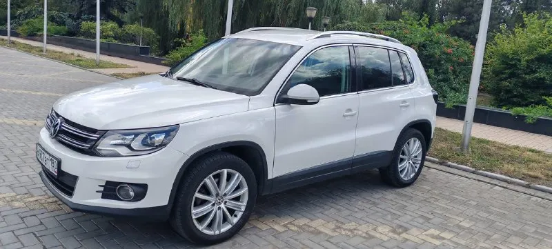 🚗 volkswagen tiguan год: 2012 тип кпп: автомат, полный привод двигатель : 2.0 tsi (cawb) пробег: 186000 мой личный авто, я второй хозяин покупал чуть менее 2х лет назад, 200л. с. , адаптивный свет, два комплекта свежей резины и дисков (зима 2000км пробега, лето 1000км), круиз контроль, и т. д. , учитывая пробег сделано большое то в ваг сервисе "шкода" обслужена ходовая (аморты, сайленты, тяги, опоры стоек и т. д. ), замена цепи грм, замена тнвд, клапан фазорегулятора, основной радиатор, вентилятор, катушки, свечи и ещё по мелочи что я уже и не помню, на большинство работ есть расчет заявки и валяются старые замененные запчасти в гараже, машина не новая, есть косячки по лкп мелкие, отдаю 2 комплекта резины, показ в донецке. цена: 1100000руб тел +79495040600 📞 звоните: +7(949)5040600 - фотография - 2
