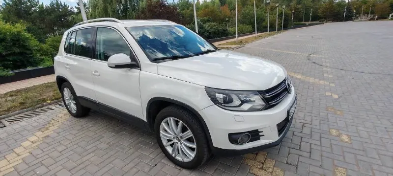 🚗 volkswagen tiguan год: 2012 тип кпп: автомат, полный привод двигатель : 2.0 tsi (cawb) пробег: 186000 мой личный авто, я второй хозяин покупал чуть менее 2х лет назад, 200л. с. , адаптивный свет, два комплекта свежей резины и дисков (зима 2000км пробега, лето 1000км), круиз контроль, и т. д. , учитывая пробег сделано большое то в ваг сервисе "шкода" обслужена ходовая (аморты, сайленты, тяги, опоры стоек и т. д. ), замена цепи грм, замена тнвд, клапан фазорегулятора, основной радиатор, вентилятор, катушки, свечи и ещё по мелочи что я уже и не помню, на большинство работ есть расчет заявки и валяются старые замененные запчасти в гараже, машина не новая, есть косячки по лкп мелкие, отдаю 2 комплекта резины, показ в донецке. цена: 1100000руб тел +79495040600 📞 звоните: +7(949)5040600 - фотография - 3