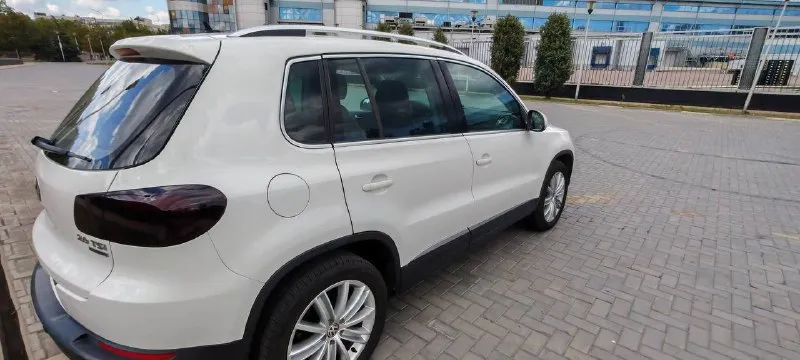🚗 volkswagen tiguan год: 2012 тип кпп: автомат, полный привод двигатель : 2.0 tsi (cawb) пробег: 186000 мой личный авто, я второй хозяин покупал чуть менее 2х лет назад, 200л. с. , адаптивный свет, два комплекта свежей резины и дисков (зима 2000км пробега, лето 1000км), круиз контроль, и т. д. , учитывая пробег сделано большое то в ваг сервисе "шкода" обслужена ходовая (аморты, сайленты, тяги, опоры стоек и т. д. ), замена цепи грм, замена тнвд, клапан фазорегулятора, основной радиатор, вентилятор, катушки, свечи и ещё по мелочи что я уже и не помню, на большинство работ есть расчет заявки и валяются старые замененные запчасти в гараже, машина не новая, есть косячки по лкп мелкие, отдаю 2 комплекта резины, показ в донецке. цена: 1100000руб тел +79495040600 📞 звоните: +7(949)5040600 - фотография - 5