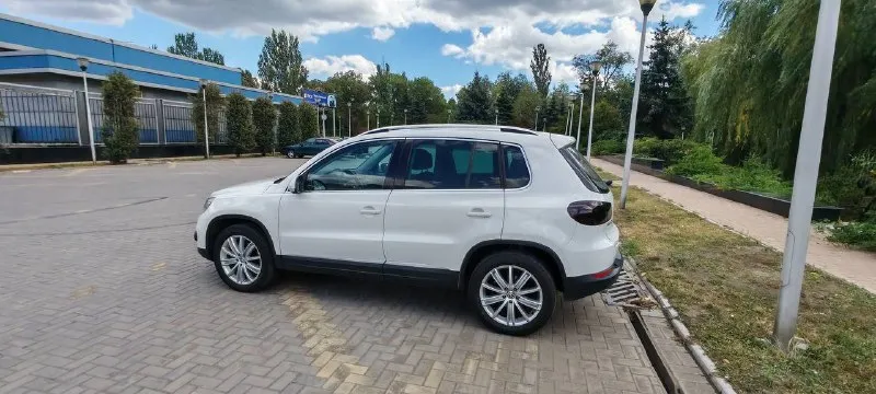 🚗 volkswagen tiguan год: 2012 тип кпп: автомат, полный привод двигатель : 2.0 tsi (cawb) пробег: 186000 мой личный авто, я второй хозяин покупал чуть менее 2х лет назад, 200л. с. , адаптивный свет, два комплекта свежей резины и дисков (зима 2000км пробега, лето 1000км), круиз контроль, и т. д. , учитывая пробег сделано большое то в ваг сервисе "шкода" обслужена ходовая (аморты, сайленты, тяги, опоры стоек и т. д. ), замена цепи грм, замена тнвд, клапан фазорегулятора, основной радиатор, вентилятор, катушки, свечи и ещё по мелочи что я уже и не помню, на большинство работ есть расчет заявки и валяются старые замененные запчасти в гараже, машина не новая, есть косячки по лкп мелкие, отдаю 2 комплекта резины, показ в донецке. цена: 1100000руб тел +79495040600 📞 звоните: +7(949)5040600 - фотография - 6