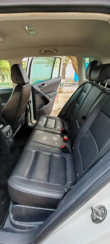 🚗 volkswagen tiguan год: 2012 тип кпп: автомат, полный привод двигатель : 2.0 tsi (cawb) пробег: 186000 мой личный авто, я второй хозяин покупал чуть менее 2х лет назад, 200л. с. , адаптивный свет, два комплекта свежей резины и дисков (зима 2000км пробега, лето 1000км), круиз контроль, и т. д. , учитывая пробег сделано большое то в ваг сервисе "шкода" обслужена ходовая (аморты, сайленты, тяги, опоры стоек и т. д. ), замена цепи грм, замена тнвд, клапан фазорегулятора, основной радиатор, вентилятор, катушки, свечи и ещё по мелочи что я уже и не помню, на большинство работ есть расчет заявки и валяются старые замененные запчасти в гараже, машина не новая, есть косячки по лкп мелкие, отдаю 2 комплекта резины, показ в донецке. цена: 1100000руб тел +79495040600 📞 звоните: +7(949)5040600 - фотография - 7