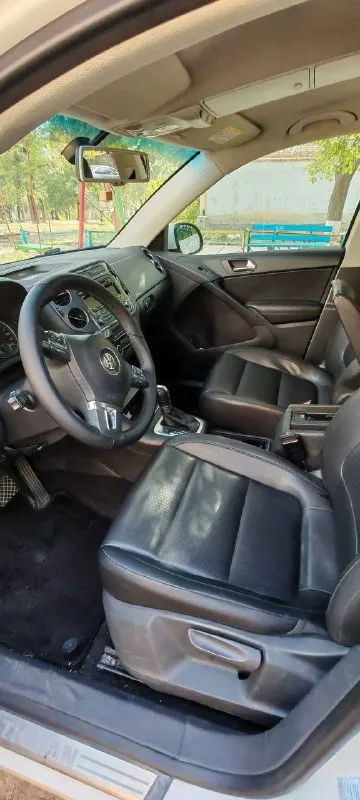 🚗 volkswagen tiguan год: 2012 тип кпп: автомат, полный привод двигатель : 2.0 tsi (cawb) пробег: 186000 мой личный авто, я второй хозяин покупал чуть менее 2х лет назад, 200л. с. , адаптивный свет, два комплекта свежей резины и дисков (зима 2000км пробега, лето 1000км), круиз контроль, и т. д. , учитывая пробег сделано большое то в ваг сервисе "шкода" обслужена ходовая (аморты, сайленты, тяги, опоры стоек и т. д. ), замена цепи грм, замена тнвд, клапан фазорегулятора, основной радиатор, вентилятор, катушки, свечи и ещё по мелочи что я уже и не помню, на большинство работ есть расчет заявки и валяются старые замененные запчасти в гараже, машина не новая, есть косячки по лкп мелкие, отдаю 2 комплекта резины, показ в донецке. цена: 1100000руб тел +79495040600 📞 звоните: +7(949)5040600 - фотография - 8