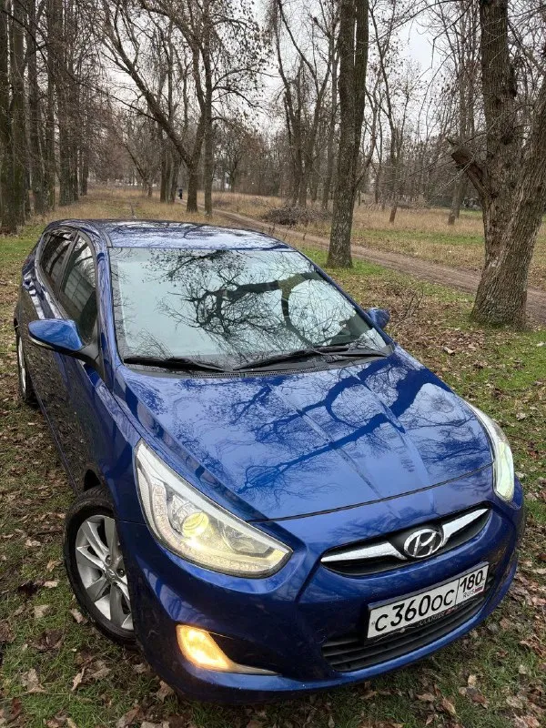Продам hyundai solaris🔥 год выпуска:2013🔥 пробег, км:153.000(оригинал) 🔥 модификация:1.6мт 🔥 тип двигателя:газ/бензин🔥 коробка передач :механика 🔥 привод:передний🔥 тип кузова : седан🔥 koмплeктaция: elegance🔥 цвет: cиний🔥 3 собственника с 2013г. продажа автомобиля от собственника. автомобиль в богатой комплектации и в ухоженном состоянии. таких хозяйских машин осталось малость. машина на полном ходу, не требует никаких вложений от слова совсем. мотор в идеальном состоянии, не троит, не дымит, не имеет каких либо посторонних звуков, работает идеально как на газу так и не бензине. замена масла каждые 7.000.под капотом ничего не намывал, не подготавливал, чтобы было видно, что мотор сухой, без каких-либо потёков. мкпп-в идеальном состоянии, все передачи включаются мягко, без хрустов, ничего не выбивает. ходовая-мягкая, ничего не стучит, не тарабанит, всё что нужно было - поменяно. при встречу всё расскажу и покажу. цена:899.999 тысяч возможен пригон по договоренности. возможен обмен. номер для связи:+79495752024 - фотография - 4
