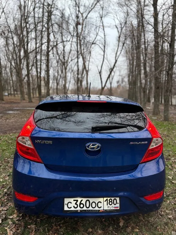 Продам hyundai solaris🔥 год выпуска:2013🔥 пробег, км:153.000(оригинал) 🔥 модификация:1.6мт 🔥 тип двигателя:газ/бензин🔥 коробка передач :механика 🔥 привод:передний🔥 тип кузова : седан🔥 koмплeктaция: elegance🔥 цвет: cиний🔥 3 собственника с 2013г. продажа автомобиля от собственника. автомобиль в богатой комплектации и в ухоженном состоянии. таких хозяйских машин осталось малость. машина на полном ходу, не требует никаких вложений от слова совсем. мотор в идеальном состоянии, не троит, не дымит, не имеет каких либо посторонних звуков, работает идеально как на газу так и не бензине. замена масла каждые 7.000.под капотом ничего не намывал, не подготавливал, чтобы было видно, что мотор сухой, без каких-либо потёков. мкпп-в идеальном состоянии, все передачи включаются мягко, без хрустов, ничего не выбивает. ходовая-мягкая, ничего не стучит, не тарабанит, всё что нужно было - поменяно. при встречу всё расскажу и покажу. цена:899.999 тысяч возможен пригон по договоренности. возможен обмен. номер для связи:+79495752024 - фотография - 5