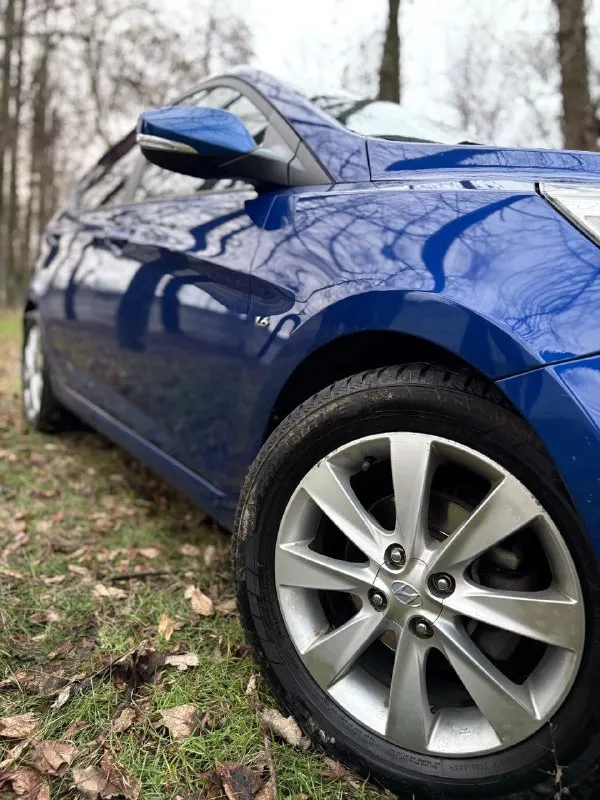 Продам hyundai solaris🔥 год выпуска:2013🔥 пробег, км:153.000(оригинал) 🔥 модификация:1.6мт 🔥 тип двигателя:газ/бензин🔥 коробка передач :механика 🔥 привод:передний🔥 тип кузова : седан🔥 koмплeктaция: elegance🔥 цвет: cиний🔥 3 собственника с 2013г. продажа автомобиля от собственника. автомобиль в богатой комплектации и в ухоженном состоянии. таких хозяйских машин осталось малость. машина на полном ходу, не требует никаких вложений от слова совсем. мотор в идеальном состоянии, не троит, не дымит, не имеет каких либо посторонних звуков, работает идеально как на газу так и не бензине. замена масла каждые 7.000.под капотом ничего не намывал, не подготавливал, чтобы было видно, что мотор сухой, без каких-либо потёков. мкпп-в идеальном состоянии, все передачи включаются мягко, без хрустов, ничего не выбивает. ходовая-мягкая, ничего не стучит, не тарабанит, всё что нужно было - поменяно. при встречу всё расскажу и покажу. цена:899.999 тысяч возможен пригон по договоренности. возможен обмен. номер для связи:+79495752024 - фотография - 9