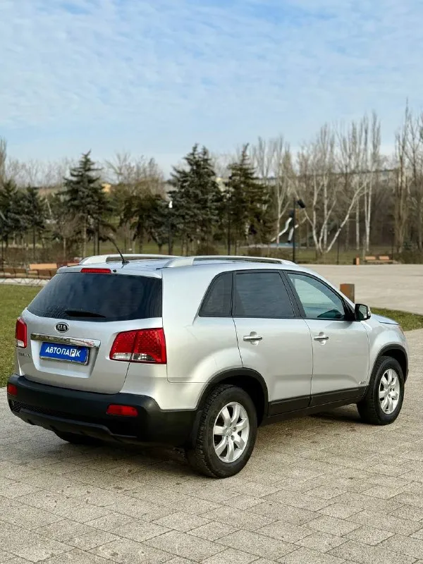 ◽️Kia sorento

💰Цена: 1 200 000р
🏢Город: мариуполь
📅Год выпуска: 2011
🧾Пробег: 186 592км.
⚙️Двигатель: 2.4
⛽Топливо: бензин
⚙️Кпп: механика

📞 Телефон:

+7-949-727-41-51
+7-949-551-91-52
+7-989-263-55-56

💾 Описание:

✅ Отличное состояние
✅ Полный привод 4х4

Надёжный двигатель 2.4 едет хорошо. Кпп и сцепление отлично. Ходовая мягкая, салон в отличном состоянии, гур, полный электропакет, abs, центральный замок, подогрев сидений, кожаный мультируль, android магнитола с камерой заднего вида, отличная зимняя резина на литых дисках.

❄️ Климат-контроль
Холодит шикарно.

❗️Успейте купить живой автомобиль без ржавчин, реагентов, и технически в очень хорошем состоянии❗️

🏦 Возможна продажа в кредит по двум документам.

Улица шевченко 2️⃣6️⃣9️⃣ - фотография - 4