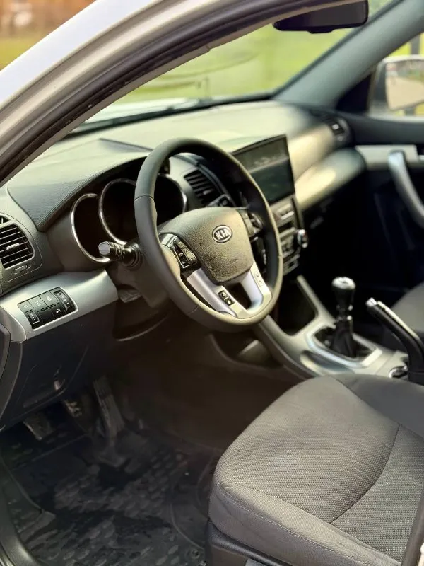◽️Kia sorento

💰Цена: 1 200 000р
🏢Город: мариуполь
📅Год выпуска: 2011
🧾Пробег: 186 592км.
⚙️Двигатель: 2.4
⛽Топливо: бензин
⚙️Кпп: механика

📞 Телефон:

+7-949-727-41-51
+7-949-551-91-52
+7-989-263-55-56

💾 Описание:

✅ Отличное состояние
✅ Полный привод 4х4

Надёжный двигатель 2.4 едет хорошо. Кпп и сцепление отлично. Ходовая мягкая, салон в отличном состоянии, гур, полный электропакет, abs, центральный замок, подогрев сидений, кожаный мультируль, android магнитола с камерой заднего вида, отличная зимняя резина на литых дисках.

❄️ Климат-контроль
Холодит шикарно.

❗️Успейте купить живой автомобиль без ржавчин, реагентов, и технически в очень хорошем состоянии❗️

🏦 Возможна продажа в кредит по двум документам.

Улица шевченко 2️⃣6️⃣9️⃣ - фотография - 8