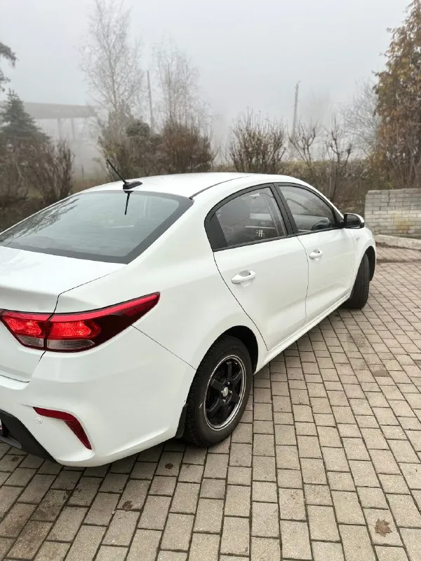 Цена 960000, донецк +79495258577
89237869556, Можно в телеграмм
Продам kia rio 2017 года, 1.4 мкпп 6 ступеней, резвый, юркий, экономичный.
Оригинальный птс, две записи, я собственник, 2 ключа. Автомобиль в отличном внешнем и техническом состоянии, кузов преимущественно в родном окрасе, не требует вложений. Обслуживание согласно регламента. Салон чистый, ухожен, без дтп.
Хорошая комплектация: кондиционер, обогрев руля, сидений, зеркал, все стеклоподъемники, датчик давления в шинах, мультируль и т. Д. Авто на зимней резине, летняя в комплекте - фотография - 2