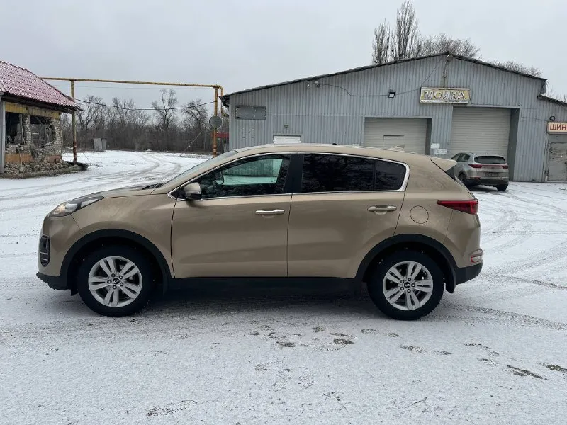 Kia sportage официал 2018 год выпуска эксплуатации с 2019 двигатель 2.0 бензин коробка автомат пробег родной 143 тыс. км автомобиль в отличном состоянии, кузов не бит, не крашен, весь в заводском окрасе, двигатель работает как часики, коробка листает как положено ! вообщем не какого вложения не требует от слова совсем. в автомобиле есть все для комфорта роздельный климат контроль, круиз контроль, датчики света, и дождя, подогревы зеркал, подогрев всех сидений, парктроники, сигнализация с автозапуском и управление с телефона, камера заднего вида, и многое другое, с документами полный порядок любой вид оформления ! г. донецк цена 1.945 тыс. ₽ (возможен обмен ) звоните остальное по +79495210885 +79494006791 телеграмм 📲 tg: r. b 📞 звоните: +7(949)5210885 - фотография - 2