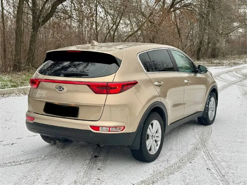 Kia sportage официал 2018 год выпуска эксплуатации с 2019 двигатель 2.0 бензин коробка автомат пробег родной 143 тыс. км автомобиль в отличном состоянии, кузов не бит, не крашен, весь в заводском окрасе, двигатель работает как часики, коробка листает как положено ! вообщем не какого вложения не требует от слова совсем. в автомобиле есть все для комфорта роздельный климат контроль, круиз контроль, датчики света, и дождя, подогревы зеркал, подогрев всех сидений, парктроники, сигнализация с автозапуском и управление с телефона, камера заднего вида, и многое другое, с документами полный порядок любой вид оформления ! г. донецк цена 1.945 тыс. ₽ (возможен обмен ) звоните остальное по +79495210885 +79494006791 телеграмм 📲 tg: r. b 📞 звоните: +7(949)5210885 - фотография - 4