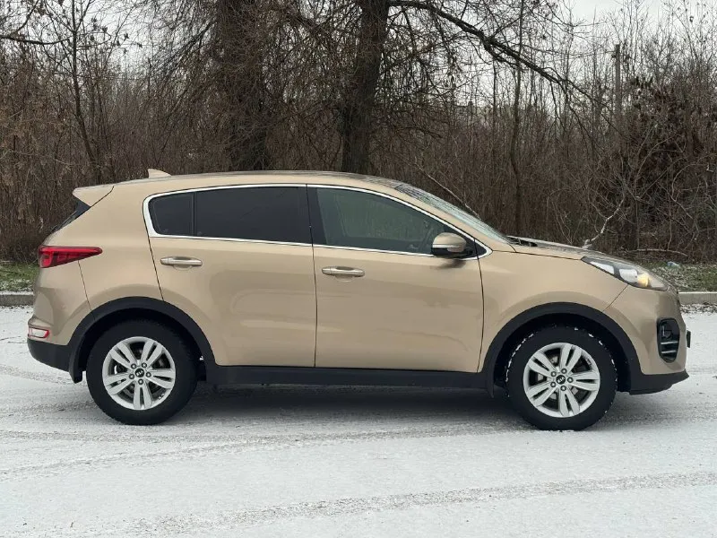 Kia sportage официал 2018 год выпуска эксплуатации с 2019 двигатель 2.0 бензин коробка автомат пробег родной 143 тыс. км автомобиль в отличном состоянии, кузов не бит, не крашен, весь в заводском окрасе, двигатель работает как часики, коробка листает как положено ! вообщем не какого вложения не требует от слова совсем. в автомобиле есть все для комфорта роздельный климат контроль, круиз контроль, датчики света, и дождя, подогревы зеркал, подогрев всех сидений, парктроники, сигнализация с автозапуском и управление с телефона, камера заднего вида, и многое другое, с документами полный порядок любой вид оформления ! г. донецк цена 1.945 тыс. ₽ (возможен обмен ) звоните остальное по +79495210885 +79494006791 телеграмм 📲 tg: r. b 📞 звоните: +7(949)5210885 - фотография - 5