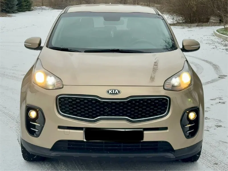 Kia sportage официал 2018 год выпуска эксплуатации с 2019 двигатель 2.0 бензин коробка автомат пробег родной 143 тыс. км автомобиль в отличном состоянии, кузов не бит, не крашен, весь в заводском окрасе, двигатель работает как часики, коробка листает как положено ! вообщем не какого вложения не требует от слова совсем. в автомобиле есть все для комфорта роздельный климат контроль, круиз контроль, датчики света, и дождя, подогревы зеркал, подогрев всех сидений, парктроники, сигнализация с автозапуском и управление с телефона, камера заднего вида, и многое другое, с документами полный порядок любой вид оформления ! г. донецк цена 1.945 тыс. ₽ (возможен обмен ) звоните остальное по +79495210885 +79494006791 телеграмм 📲 tg: r. b 📞 звоните: +7(949)5210885 - фотография - 7