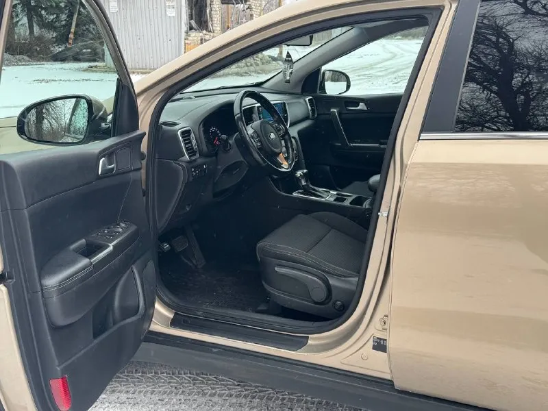 Kia sportage официал 2018 год выпуска эксплуатации с 2019 двигатель 2.0 бензин коробка автомат пробег родной 143 тыс. км автомобиль в отличном состоянии, кузов не бит, не крашен, весь в заводском окрасе, двигатель работает как часики, коробка листает как положено ! вообщем не какого вложения не требует от слова совсем. в автомобиле есть все для комфорта роздельный климат контроль, круиз контроль, датчики света, и дождя, подогревы зеркал, подогрев всех сидений, парктроники, сигнализация с автозапуском и управление с телефона, камера заднего вида, и многое другое, с документами полный порядок любой вид оформления ! г. донецк цена 1.945 тыс. ₽ (возможен обмен ) звоните остальное по +79495210885 +79494006791 телеграмм 📲 tg: r. b 📞 звоните: +7(949)5210885 - фотография - 8