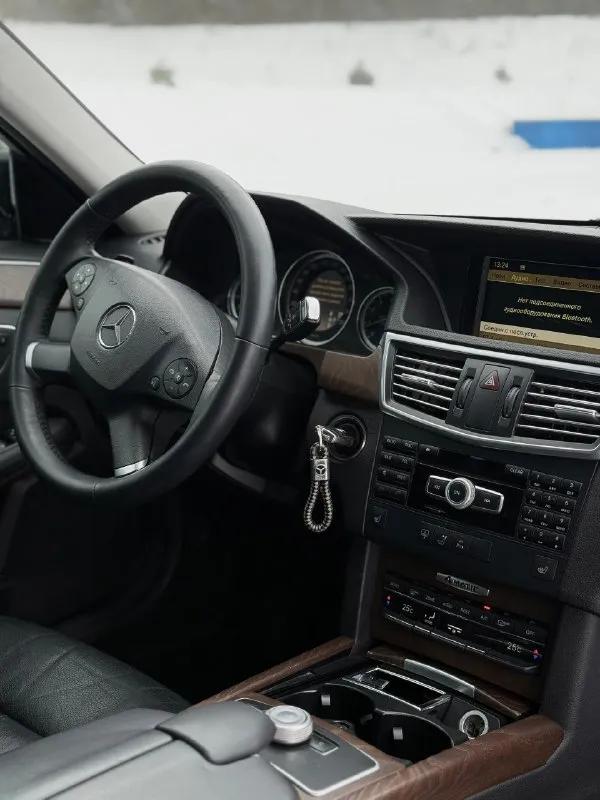 В продаже mercedes benz e-class w212, 3.5 л v6, самая надёжная модификация двс, он же (м276) атмосферник на полном приводе (4wd) в очень достойном состоянии, прозрачная история, . два собственника за весь период, оригинальный птс. остекление завод включая лобовое. окрас лишь одного элемента вторичным слоем. обслужен и ухожен, салон приближенный к новому. жирная комплектация, всевозможные датчики, память и электропривод передних сидений, подогрев 4-х сидений, биксенон и омыватели фар, навигация, электрорегулировка руля. , парктроники в круг и прочие навороты. минимальные торги на месте. контакты : +7 (949) 363-52-68 (есть «telegram») цена : 1,4 млн рублей. обмен не рассматриваю. территориально находится в г макеевка (центр) 📞 🇷🇺 звоните: +79493635268 - фотография - 8