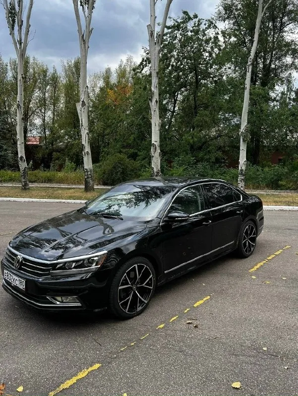 Продам volkswagen passat 12.2015 автомобиль приобретался в америке в 2022г. бережная эксплуатация. двигатель 1.8 в паре с коробкой aisin. предмаксимальная комплектация, камера, подогревы всех сидений, бесключевой доступ, старт стоп. подход с душой, устранены все недостатки. полностью обслужена. замена масла каждые 5000км. грм новый оригинал, тормозные диски и колодки новые, все жидкости поменяны. качественное обслуживание и деликатное использование. два ключа. три комплекта резины, два комплекта дисков 17 зима+лето, лето 19 на новой резине. установлены правильные стабилизаторы. также заменены амортизаторы и пружины для комфортной эксплуатации и управляемости. сделан revo stage 1. установлена хорошая мультимедиа с навигацией и тд. сделана шумоизоляция. машина эксплуатируется только на качественном топливе. все зоны риска в пленке, кузов в двойной керамике, салон также в керамике. птс оригинал, за машину не стыдно, любые проверки на любом сто за ваш счет приветствую. при п 📞 звоните: +7(949)3413165 - фотография - 2