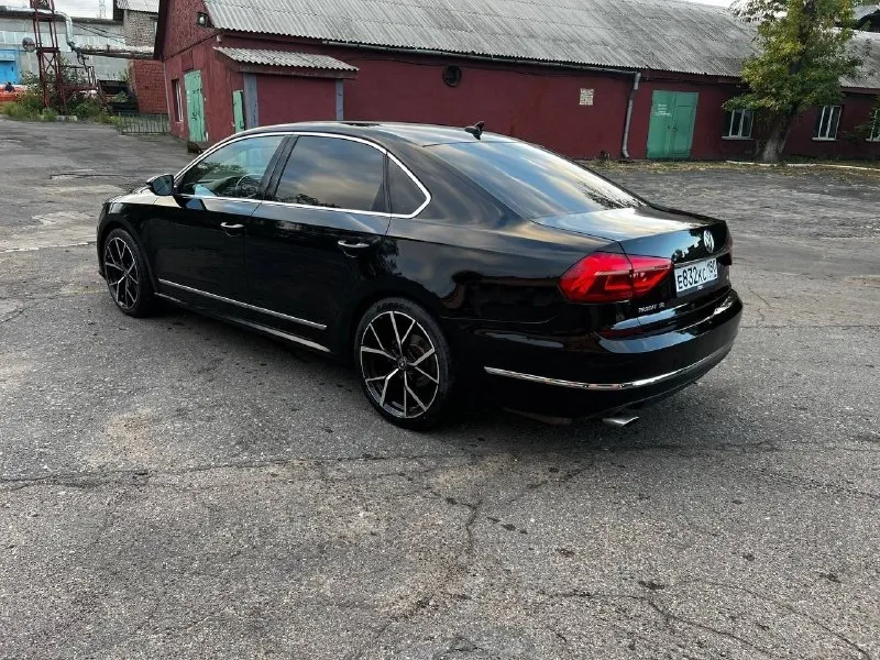 Продам volkswagen passat 12.2015 автомобиль приобретался в америке в 2022г. бережная эксплуатация. двигатель 1.8 в паре с коробкой aisin. предмаксимальная комплектация, камера, подогревы всех сидений, бесключевой доступ, старт стоп. подход с душой, устранены все недостатки. полностью обслужена. замена масла каждые 5000км. грм новый оригинал, тормозные диски и колодки новые, все жидкости поменяны. качественное обслуживание и деликатное использование. два ключа. три комплекта резины, два комплекта дисков 17 зима+лето, лето 19 на новой резине. установлены правильные стабилизаторы. также заменены амортизаторы и пружины для комфортной эксплуатации и управляемости. сделан revo stage 1. установлена хорошая мультимедиа с навигацией и тд. сделана шумоизоляция. машина эксплуатируется только на качественном топливе. все зоны риска в пленке, кузов в двойной керамике, салон также в керамике. птс оригинал, за машину не стыдно, любые проверки на любом сто за ваш счет приветствую. при п 📞 звоните: +7(949)3413165 - фотография - 3