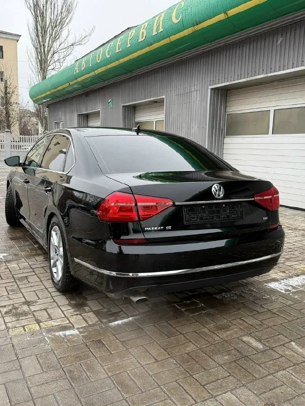Продам volkswagen passat 12.2015 автомобиль приобретался в америке в 2022г. бережная эксплуатация. двигатель 1.8 в паре с коробкой aisin. предмаксимальная комплектация, камера, подогревы всех сидений, бесключевой доступ, старт стоп. подход с душой, устранены все недостатки. полностью обслужена. замена масла каждые 5000км. грм новый оригинал, тормозные диски и колодки новые, все жидкости поменяны. качественное обслуживание и деликатное использование. два ключа. три комплекта резины, два комплекта дисков 17 зима+лето, лето 19 на новой резине. установлены правильные стабилизаторы. также заменены амортизаторы и пружины для комфортной эксплуатации и управляемости. сделан revo stage 1. установлена хорошая мультимедиа с навигацией и тд. сделана шумоизоляция. машина эксплуатируется только на качественном топливе. все зоны риска в пленке, кузов в двойной керамике, салон также в керамике. птс оригинал, за машину не стыдно, любые проверки на любом сто за ваш счет приветствую. при п 📞 звоните: +7(949)3413165 - фотография - 4