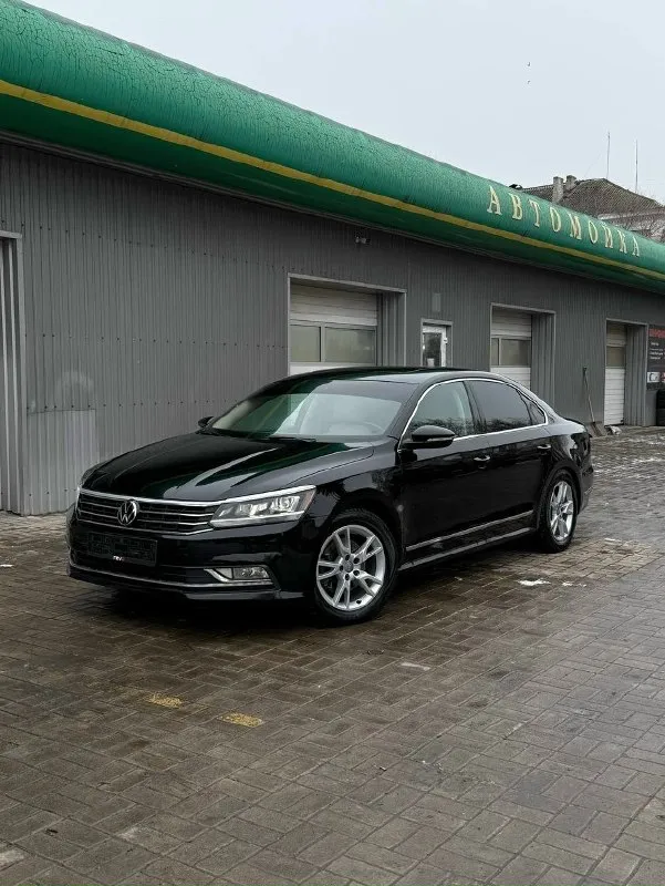Продам volkswagen passat 12.2015 автомобиль приобретался в америке в 2022г. бережная эксплуатация. двигатель 1.8 в паре с коробкой aisin. предмаксимальная комплектация, камера, подогревы всех сидений, бесключевой доступ, старт стоп. подход с душой, устранены все недостатки. полностью обслужена. замена масла каждые 5000км. грм новый оригинал, тормозные диски и колодки новые, все жидкости поменяны. качественное обслуживание и деликатное использование. два ключа. три комплекта резины, два комплекта дисков 17 зима+лето, лето 19 на новой резине. установлены правильные стабилизаторы. также заменены амортизаторы и пружины для комфортной эксплуатации и управляемости. сделан revo stage 1. установлена хорошая мультимедиа с навигацией и тд. сделана шумоизоляция. машина эксплуатируется только на качественном топливе. все зоны риска в пленке, кузов в двойной керамике, салон также в керамике. птс оригинал, за машину не стыдно, любые проверки на любом сто за ваш счет приветствую. при п 📞 звоните: +7(949)3413165 - фотография - 5