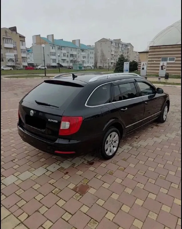 Skoda superb, 2012г, 2.0 коробка автомат, пробег 190000тыс. , расход 6.5л - 7л, трасса 5.5л, комплектация максимальная - без ключевой доступ - старт-стоп - датчики давления в шинах, дождя и света - адаптивные поворотные линзы с led лампами - адаптивные туманки - панорамная крыша - 4-х зонный климат контроль - круиз контроль - многофункциональный бортовой компьютер - кожаные сидения с электро-приводом, памятью и подкачкой поясницы - электро-привод багажника - подогревы передних и задних сидений - парктроник - мультируль - подрулевые лепестки - cd, mp3, usb, bluetooth, aux и отличная аудио система состояние мотора отличное, не дымит не троит и работает ровно, коробка на отлично без пинков и рывков, ходовая в порядке ничего не стучит. новая зимняя резина очень вместительный семейный автомобиль с высоким клиренсом документы в порядке, переоформление без проблем цена: 690.000₽ +79493145540 📞 звоните: +7(949)3145540 - фотография - 4