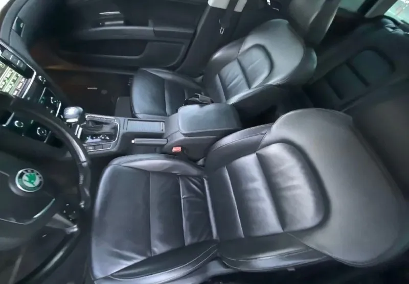 Skoda superb, 2012г, 2.0 коробка автомат, пробег 190000тыс. , расход 6.5л - 7л, трасса 5.5л, комплектация максимальная - без ключевой доступ - старт-стоп - датчики давления в шинах, дождя и света - адаптивные поворотные линзы с led лампами - адаптивные туманки - панорамная крыша - 4-х зонный климат контроль - круиз контроль - многофункциональный бортовой компьютер - кожаные сидения с электро-приводом, памятью и подкачкой поясницы - электро-привод багажника - подогревы передних и задних сидений - парктроник - мультируль - подрулевые лепестки - cd, mp3, usb, bluetooth, aux и отличная аудио система состояние мотора отличное, не дымит не троит и работает ровно, коробка на отлично без пинков и рывков, ходовая в порядке ничего не стучит. новая зимняя резина очень вместительный семейный автомобиль с высоким клиренсом документы в порядке, переоформление без проблем цена: 690.000₽ +79493145540 📞 звоните: +7(949)3145540 - фотография - 8