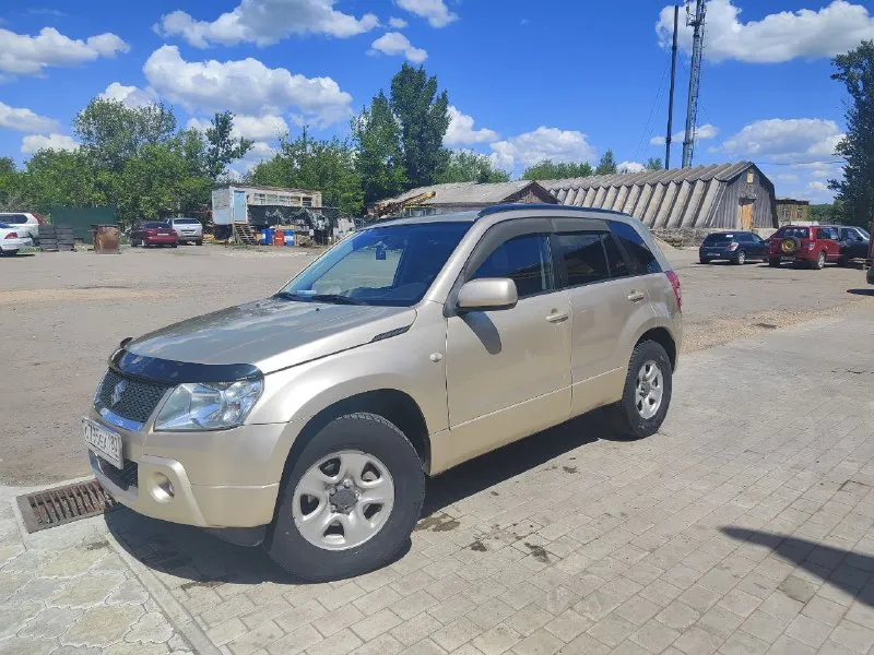 🚗 продаётся suzuki grand vitara 2008 г. в., 2 л, 4wd, механика пробег: 236 000 км цена: 880 000 ₽ автомобиль в хорошем техническом и внешнем состоянии. все рабочие жидкости заменены ходовая часть вся перебрана. • 4 электростеклоподъёмника • управление музыкой на руле • блютуз музыка через fm-трансмиттер • климат-контроль • подогрев передних сидений • автосигнализация starline с автозапуском • тонировка задних стёкол • кожаные чехлы на сиденьях • 2 комплекта резины (оба на оригинальных дисках) • видеорегистратор в подарок новому владельцу. машина находится в донецке. телефон для связи: +7949-315-07-45 - фотография - 2