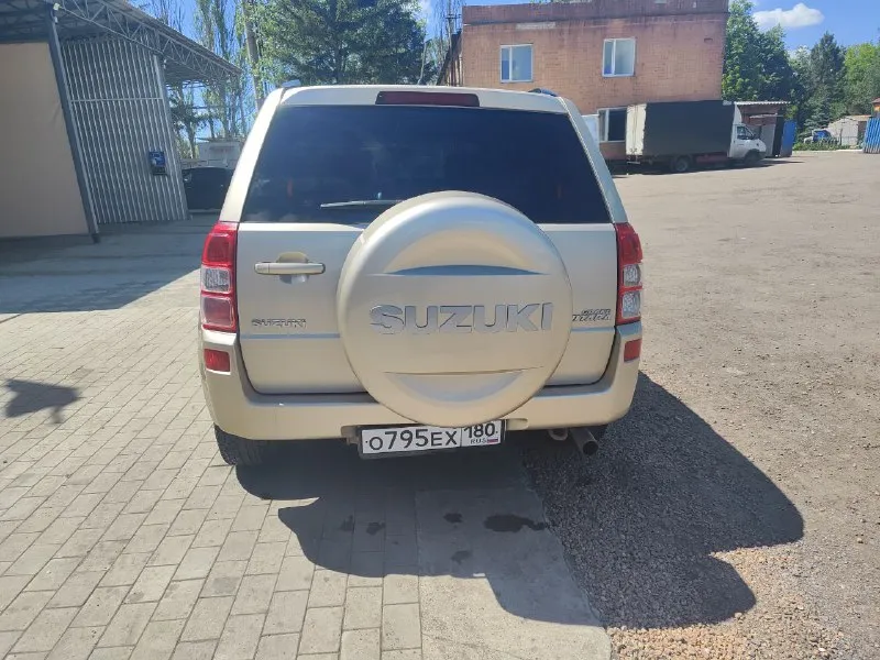 🚗 продаётся suzuki grand vitara 2008 г. в., 2 л, 4wd, механика пробег: 236 000 км цена: 880 000 ₽ автомобиль в хорошем техническом и внешнем состоянии. все рабочие жидкости заменены ходовая часть вся перебрана. • 4 электростеклоподъёмника • управление музыкой на руле • блютуз музыка через fm-трансмиттер • климат-контроль • подогрев передних сидений • автосигнализация starline с автозапуском • тонировка задних стёкол • кожаные чехлы на сиденьях • 2 комплекта резины (оба на оригинальных дисках) • видеорегистратор в подарок новому владельцу. машина находится в донецке. телефон для связи: +7949-315-07-45 - фотография - 4