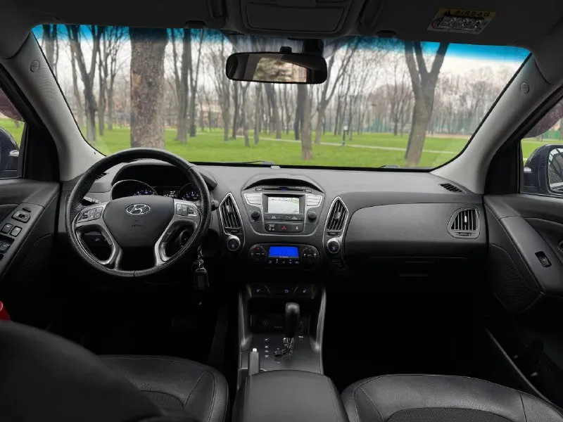 Тел. +79496447941 продам hyundai ix35 2014г. в идеальном состоянии! по автомобилю делать не чего не надо!! готов ехать на любые проверки за ваш счёт! стёкла все заводские включая лобовое! птс оригинал один владелец по птс! переоформление в мрэо комплектация двигатель 2.0 бензин пробег 187т abs esp airbag круиз контроль бортовой компьютер кожаный салон камера заднего хода помощь при спуске подогрев сидений подогрев зеркал parktronic электро слаживания зеркал двухзонный климат контроль 4 стеклоподъемника 2 ключа хорошая резина цена 1.335.000т. р очень срочно торг возможно продажа в кредит 📲 tg: @artur_dadunia 📞 звоните: +7(949)6447941 - фотография - 10