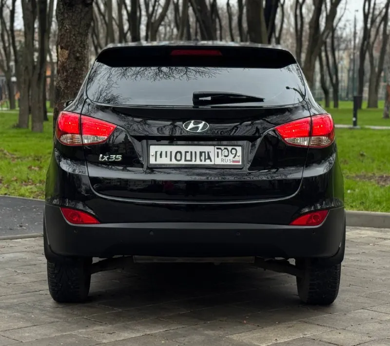 Тел. +79496447941 продам hyundai ix35 2014г. в идеальном состоянии! по автомобилю делать не чего не надо!! готов ехать на любые проверки за ваш счёт! стёкла все заводские включая лобовое! птс оригинал один владелец по птс! переоформление в мрэо комплектация двигатель 2.0 бензин пробег 187т abs esp airbag круиз контроль бортовой компьютер кожаный салон камера заднего хода помощь при спуске подогрев сидений подогрев зеркал parktronic электро слаживания зеркал двухзонный климат контроль 4 стеклоподъемника 2 ключа хорошая резина цена 1.335.000т. р очень срочно торг возможно продажа в кредит 📲 tg: @artur_dadunia 📞 звоните: +7(949)6447941 - фотография - 5