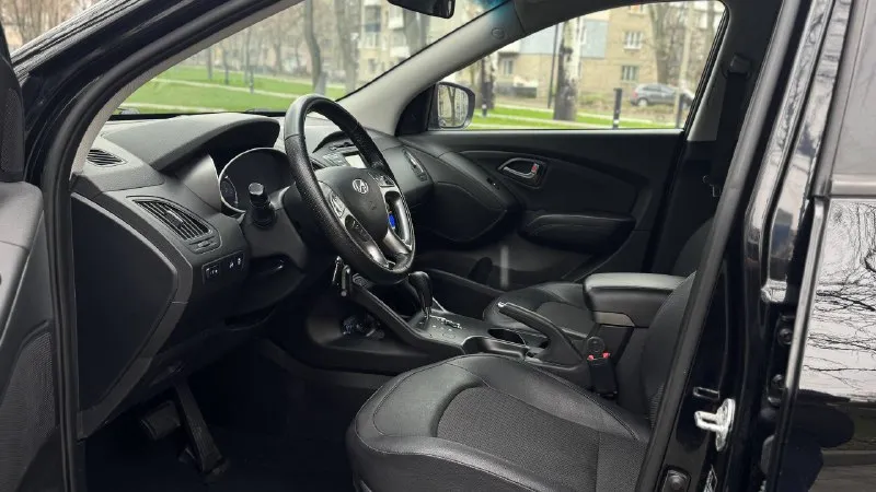 Тел. +79496447941 продам hyundai ix35 2014г. в идеальном состоянии! по автомобилю делать не чего не надо!! готов ехать на любые проверки за ваш счёт! стёкла все заводские включая лобовое! птс оригинал один владелец по птс! переоформление в мрэо комплектация двигатель 2.0 бензин пробег 187т abs esp airbag круиз контроль бортовой компьютер кожаный салон камера заднего хода помощь при спуске подогрев сидений подогрев зеркал parktronic электро слаживания зеркал двухзонный климат контроль 4 стеклоподъемника 2 ключа хорошая резина цена 1.335.000т. р очень срочно торг возможно продажа в кредит 📲 tg: @artur_dadunia 📞 звоните: +7(949)6447941 - фотография - 7