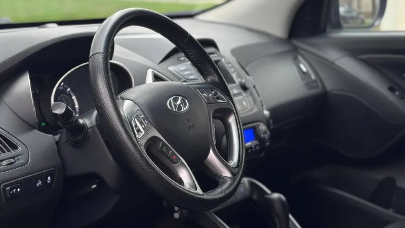 Тел. +79496447941 продам hyundai ix35 2014г. в идеальном состоянии! по автомобилю делать не чего не надо!! готов ехать на любые проверки за ваш счёт! стёкла все заводские включая лобовое! птс оригинал один владелец по птс! переоформление в мрэо комплектация двигатель 2.0 бензин пробег 187т abs esp airbag круиз контроль бортовой компьютер кожаный салон камера заднего хода помощь при спуске подогрев сидений подогрев зеркал parktronic электро слаживания зеркал двухзонный климат контроль 4 стеклоподъемника 2 ключа хорошая резина цена 1.335.000т. р очень срочно торг возможно продажа в кредит 📲 tg: @artur_dadunia 📞 звоните: +7(949)6447941 - фотография - 8