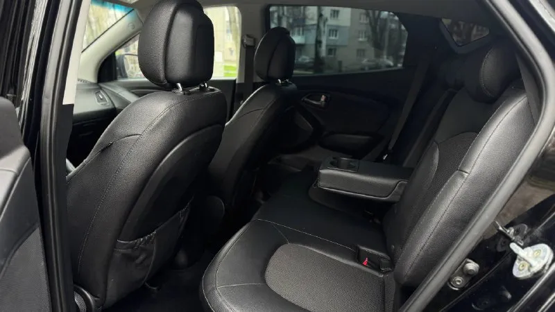 Тел. +79496447941 продам hyundai ix35 2014г. в идеальном состоянии! по автомобилю делать не чего не надо!! готов ехать на любые проверки за ваш счёт! стёкла все заводские включая лобовое! птс оригинал один владелец по птс! переоформление в мрэо комплектация двигатель 2.0 бензин пробег 187т abs esp airbag круиз контроль бортовой компьютер кожаный салон камера заднего хода помощь при спуске подогрев сидений подогрев зеркал parktronic электро слаживания зеркал двухзонный климат контроль 4 стеклоподъемника 2 ключа хорошая резина цена 1.335.000т. р очень срочно торг возможно продажа в кредит 📲 tg: @artur_dadunia 📞 звоните: +7(949)6447941 - фотография - 9