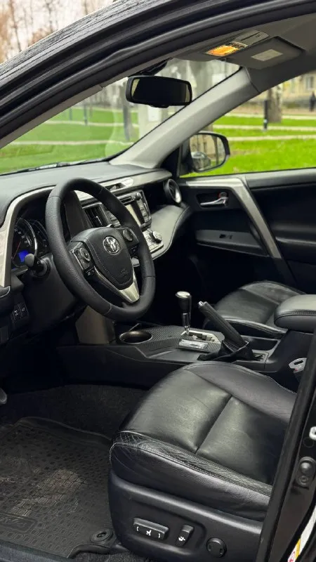 Toyota rav4 официал 2014 год двигатель 2.0 бензин коробка автомат пробег 169тыс. км родной автомобиль в отличном состоянии, без дтп, кузов в заводском окрасе ! родной пробег, авто обслужен от и до, вложения не требует не какого от слова совсем ! комплектация кожаный салон электропривод сидений электропривод багажника электропривод зеркал полный привод помощь при спуске круизконтроль мультируль без ключевой доступ запуск старт stop камера заднего вида климат контроль двух зоны подогрев сидений подогрев зеркал подогрев дворников антибликовое зеркало датчик света датчик дождя два ключа abs esp airbag бортовой компьютер четыре стеклоподъемника с документами все в полном порядке, продажа с полным переоформлением в гаи г. донецк цена 1.625.000.₽ звоните остальное по +79496447942 возможно продажа в кредит 📲 tg: @artur_dadunia 📞 звоните: +7(949)6447942 - фотография - 7