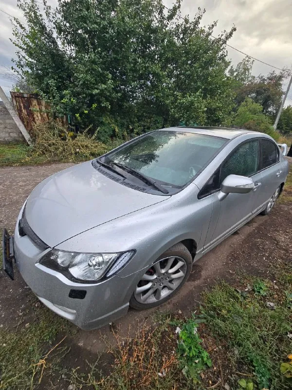 Продам honda civic 4d 2006 год я собственник, переоформление без проблем 285 000 пробега двигатель 1.8 на 140 л. с. едет бодро. замена масла каждые 7-8т км. коробка 6ст. механика без нареканий (заменены все подшипники, сальники и масло 10т км назад, а так же сцепление и выжимной. по ходовой требуется заменить втулки и стойки стабилизаторов. в остальном всё в порядке. по кузову в связи с возрастом есть к чему приложить руки. имеются незначительные рыжики на задних арках. сами пороги и арки переваривались и обрабатывались летом прошлого года. стоит хороший свет (линзы + новые стекла) установлена хорошая музыка лето 17 диски с аккорда зима 16 штампы с шипованной резиной. цена 600к территориально машина находится в макеевке +79493812865 - фотография - 2