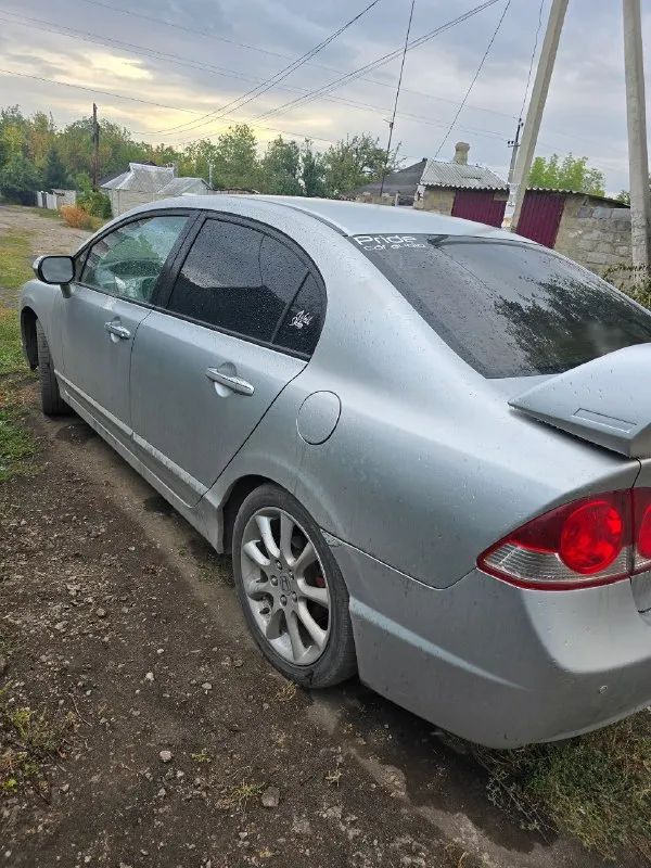 Продам honda civic 4d 2006 год я собственник, переоформление без проблем 285 000 пробега двигатель 1.8 на 140 л. с. едет бодро. замена масла каждые 7-8т км. коробка 6ст. механика без нареканий (заменены все подшипники, сальники и масло 10т км назад, а так же сцепление и выжимной. по ходовой требуется заменить втулки и стойки стабилизаторов. в остальном всё в порядке. по кузову в связи с возрастом есть к чему приложить руки. имеются незначительные рыжики на задних арках. сами пороги и арки переваривались и обрабатывались летом прошлого года. стоит хороший свет (линзы + новые стекла) установлена хорошая музыка лето 17 диски с аккорда зима 16 штампы с шипованной резиной. цена 600к территориально машина находится в макеевке +79493812865 - фотография - 3