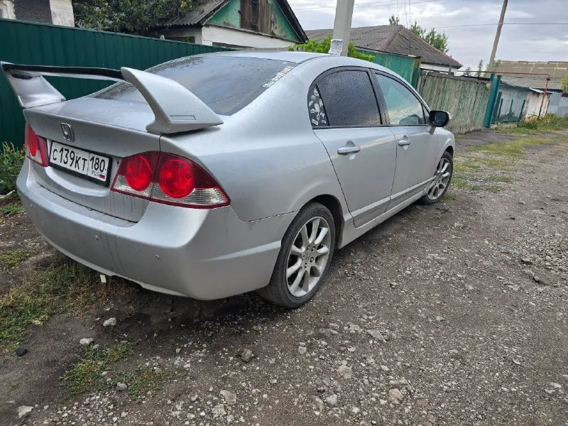 Продам honda civic 4d 2006 год я собственник, переоформление без проблем 285 000 пробега двигатель 1.8 на 140 л. с. едет бодро. замена масла каждые 7-8т км. коробка 6ст. механика без нареканий (заменены все подшипники, сальники и масло 10т км назад, а так же сцепление и выжимной. по ходовой требуется заменить втулки и стойки стабилизаторов. в остальном всё в порядке. по кузову в связи с возрастом есть к чему приложить руки. имеются незначительные рыжики на задних арках. сами пороги и арки переваривались и обрабатывались летом прошлого года. стоит хороший свет (линзы + новые стекла) установлена хорошая музыка лето 17 диски с аккорда зима 16 штампы с шипованной резиной. цена 600к территориально машина находится в макеевке +79493812865 - фотография - 5