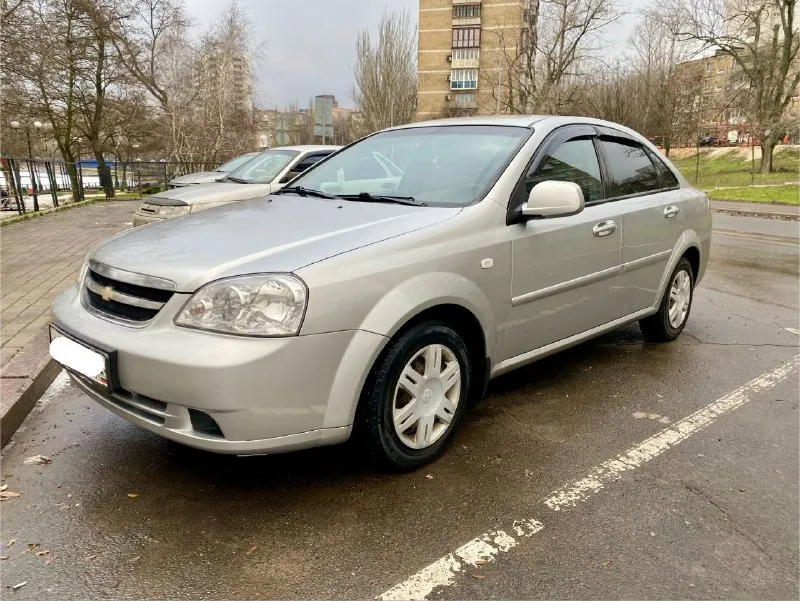 Продам chevrolet lacetti 2011 года выпуска. пробег 120 тыс. родной, не крученый, не открученный, подтвержден автотекой. 2 владельца за всю историю, мной куплен в 2014 году у первого собственника. без дтп, весь в родном окрасе, кроме двух дверей, была царапина глубокая. без рыжиков, без гнили и прочей ерунды. пороги дно, все целое. мотор, подвеска, кпп, без нареканий, все обслужено и поменяно, из недавнего, комплект грм, тормозные колодки, все жидкости включая масло в кпп. салон целый, приятный, хорошая музыка, хорошая комплектация. авто на полном уверенном ходу. нет никаких течей, стуков, скрипов. масложора нет. два комплекта шин, оба комплекта на дисках, зима шипы r14 на штампах 2 сезона, остаток 7,5 мм, лето новое r15 на новых литых дисках. за автомобиль не стыдно, уверен во всем, еще на долгое время без вложений. переоформление без проблем, буду присутствовать. цена 595000 рублей. торг у капота. осмотр донецк, ильича. по договоренности подъеду куда будет нужно +79494755896 - фотография - 2