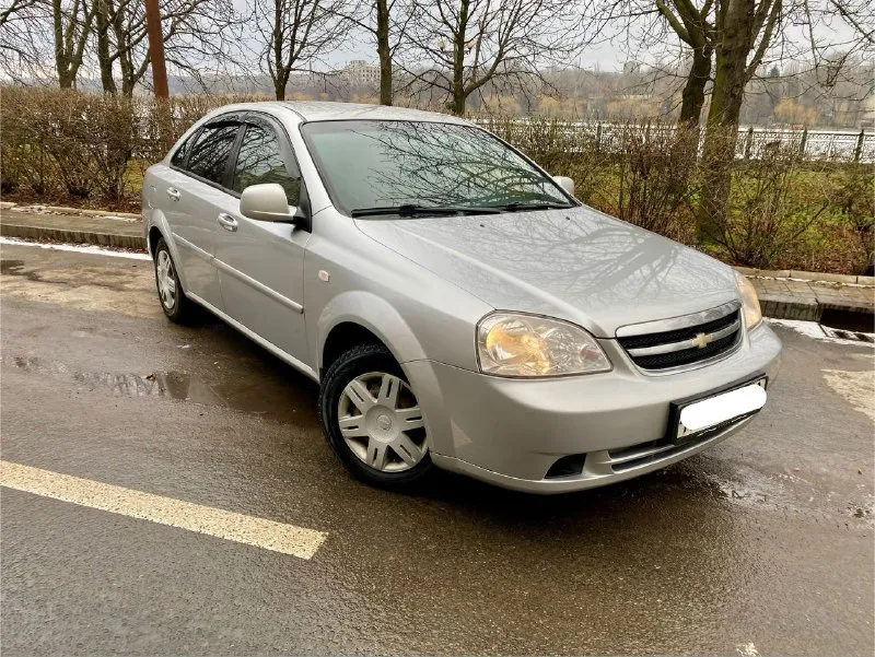 Продам chevrolet lacetti 2011 года выпуска. пробег 120 тыс. родной, не крученый, не открученный, подтвержден автотекой. 2 владельца за всю историю, мной куплен в 2014 году у первого собственника. без дтп, весь в родном окрасе, кроме двух дверей, была царапина глубокая. без рыжиков, без гнили и прочей ерунды. пороги дно, все целое. мотор, подвеска, кпп, без нареканий, все обслужено и поменяно, из недавнего, комплект грм, тормозные колодки, все жидкости включая масло в кпп. салон целый, приятный, хорошая музыка, хорошая комплектация. авто на полном уверенном ходу. нет никаких течей, стуков, скрипов. масложора нет. два комплекта шин, оба комплекта на дисках, зима шипы r14 на штампах 2 сезона, остаток 7,5 мм, лето новое r15 на новых литых дисках. за автомобиль не стыдно, уверен во всем, еще на долгое время без вложений. переоформление без проблем, буду присутствовать. цена 595000 рублей. торг у капота. осмотр донецк, ильича. по договоренности подъеду куда будет нужно +79494755896 - фотография - 3