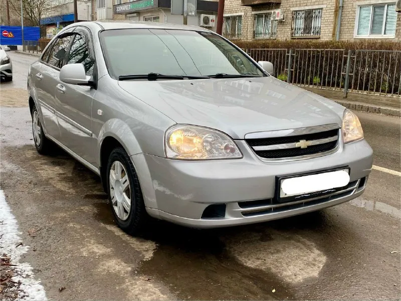 Продам chevrolet lacetti 2011 года выпуска. пробег 120 тыс. родной, не крученый, не открученный, подтвержден автотекой. 2 владельца за всю историю, мной куплен в 2014 году у первого собственника. без дтп, весь в родном окрасе, кроме двух дверей, была царапина глубокая. без рыжиков, без гнили и прочей ерунды. пороги дно, все целое. мотор, подвеска, кпп, без нареканий, все обслужено и поменяно, из недавнего, комплект грм, тормозные колодки, все жидкости включая масло в кпп. салон целый, приятный, хорошая музыка, хорошая комплектация. авто на полном уверенном ходу. нет никаких течей, стуков, скрипов. масложора нет. два комплекта шин, оба комплекта на дисках, зима шипы r14 на штампах 2 сезона, остаток 7,5 мм, лето новое r15 на новых литых дисках. за автомобиль не стыдно, уверен во всем, еще на долгое время без вложений. переоформление без проблем, буду присутствовать. цена 595000 рублей. торг у капота. осмотр донецк, ильича. по договоренности подъеду куда будет нужно +79494755896 - фотография - 4