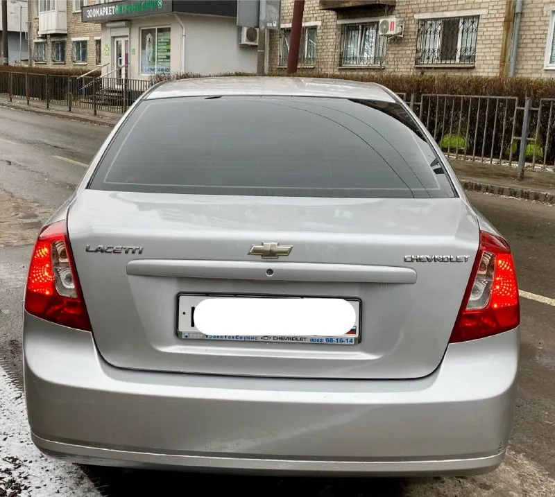 Продам chevrolet lacetti 2011 года выпуска. пробег 120 тыс. родной, не крученый, не открученный, подтвержден автотекой. 2 владельца за всю историю, мной куплен в 2014 году у первого собственника. без дтп, весь в родном окрасе, кроме двух дверей, была царапина глубокая. без рыжиков, без гнили и прочей ерунды. пороги дно, все целое. мотор, подвеска, кпп, без нареканий, все обслужено и поменяно, из недавнего, комплект грм, тормозные колодки, все жидкости включая масло в кпп. салон целый, приятный, хорошая музыка, хорошая комплектация. авто на полном уверенном ходу. нет никаких течей, стуков, скрипов. масложора нет. два комплекта шин, оба комплекта на дисках, зима шипы r14 на штампах 2 сезона, остаток 7,5 мм, лето новое r15 на новых литых дисках. за автомобиль не стыдно, уверен во всем, еще на долгое время без вложений. переоформление без проблем, буду присутствовать. цена 595000 рублей. торг у капота. осмотр донецк, ильича. по договоренности подъеду куда будет нужно +79494755896 - фотография - 5
